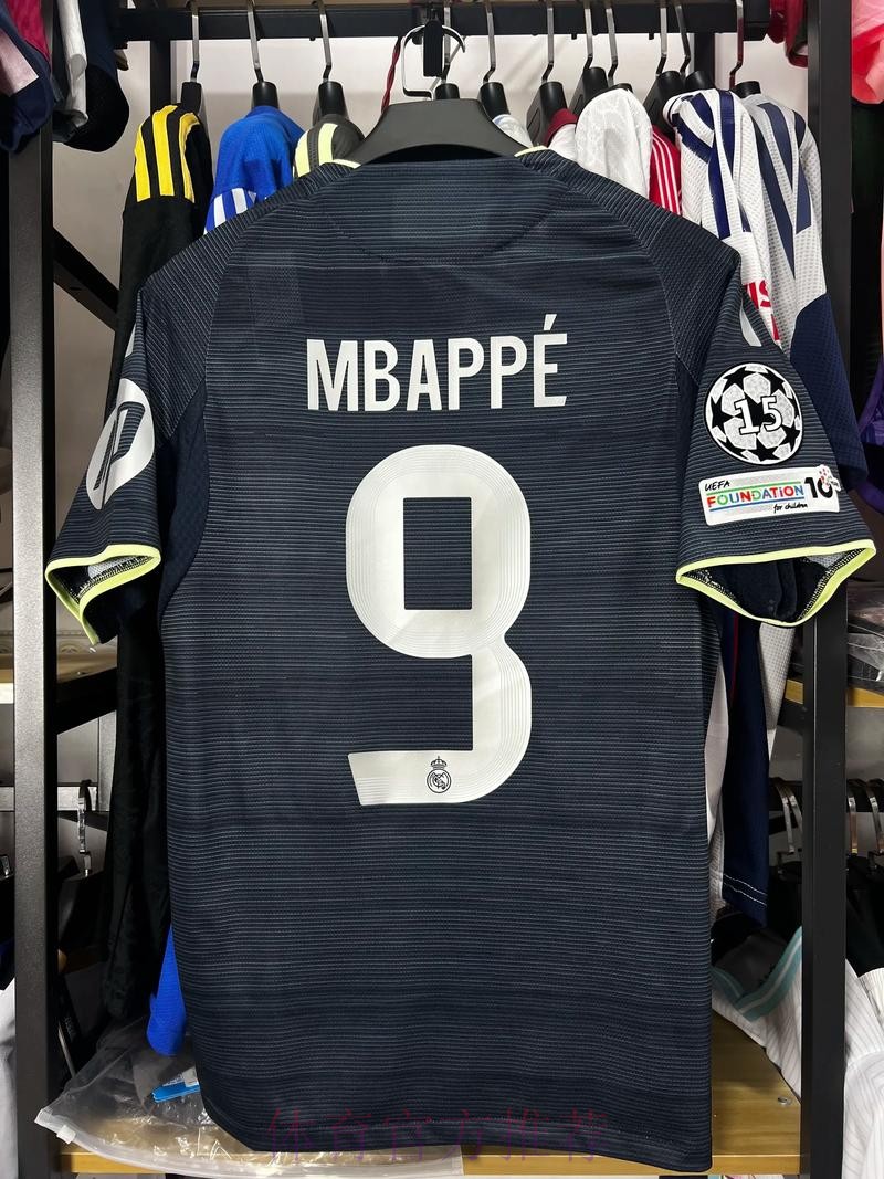 姆巴佩亮相细节-身披9号球衣 多位名宿惊喜助阵